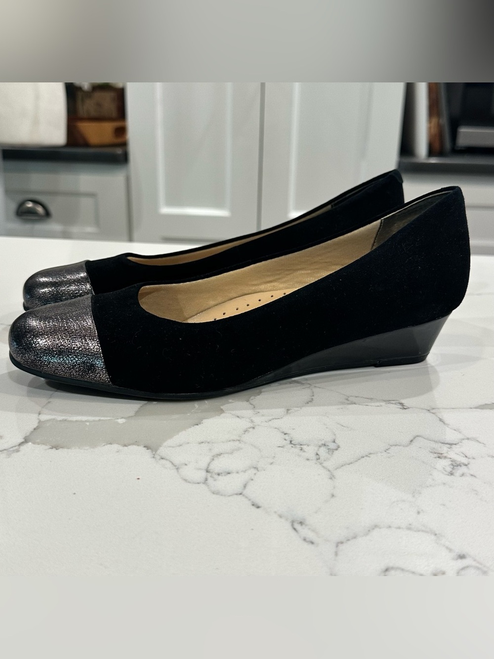 Trotters Langley Black Suede Pewter Cap Toe Wedge Pump Shoes Womens Size 7.5